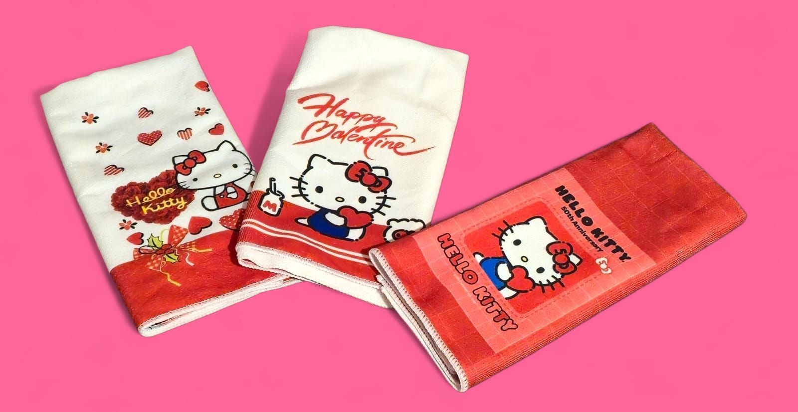 Tres toallas de mano de Hello Kitty, blanca y roja, cada una con un diseño diferente.