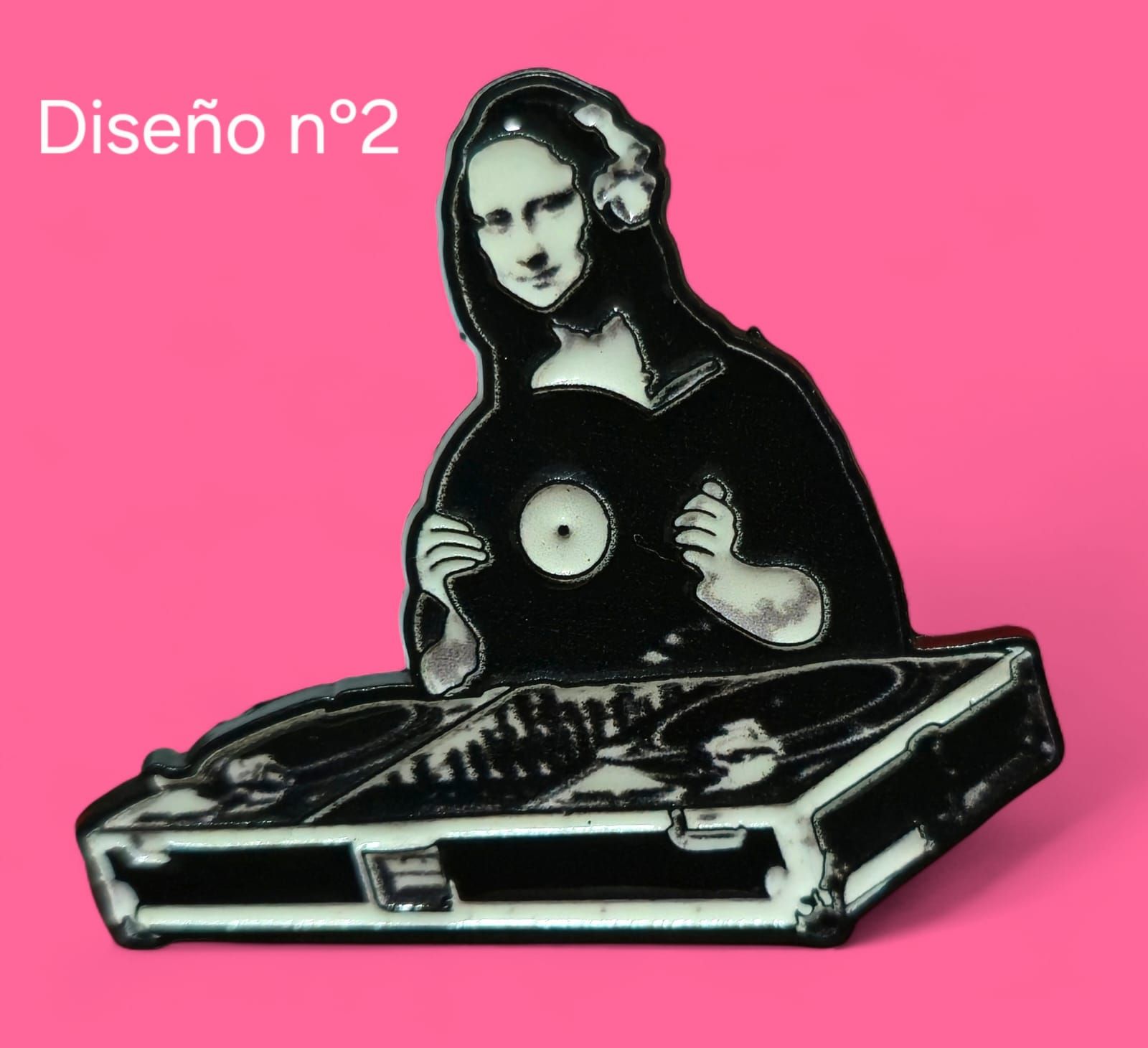 Pin de esmalte: Gato disfrazado de Freddie Mercury, con chaqueta amarilla y texto