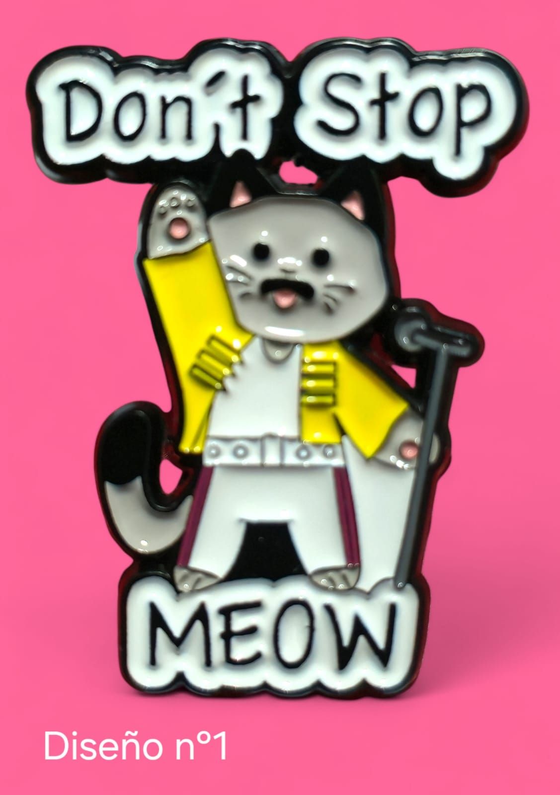 Pin de esmalte: Gato disfrazado de Freddie Mercury, con chaqueta amarilla y texto