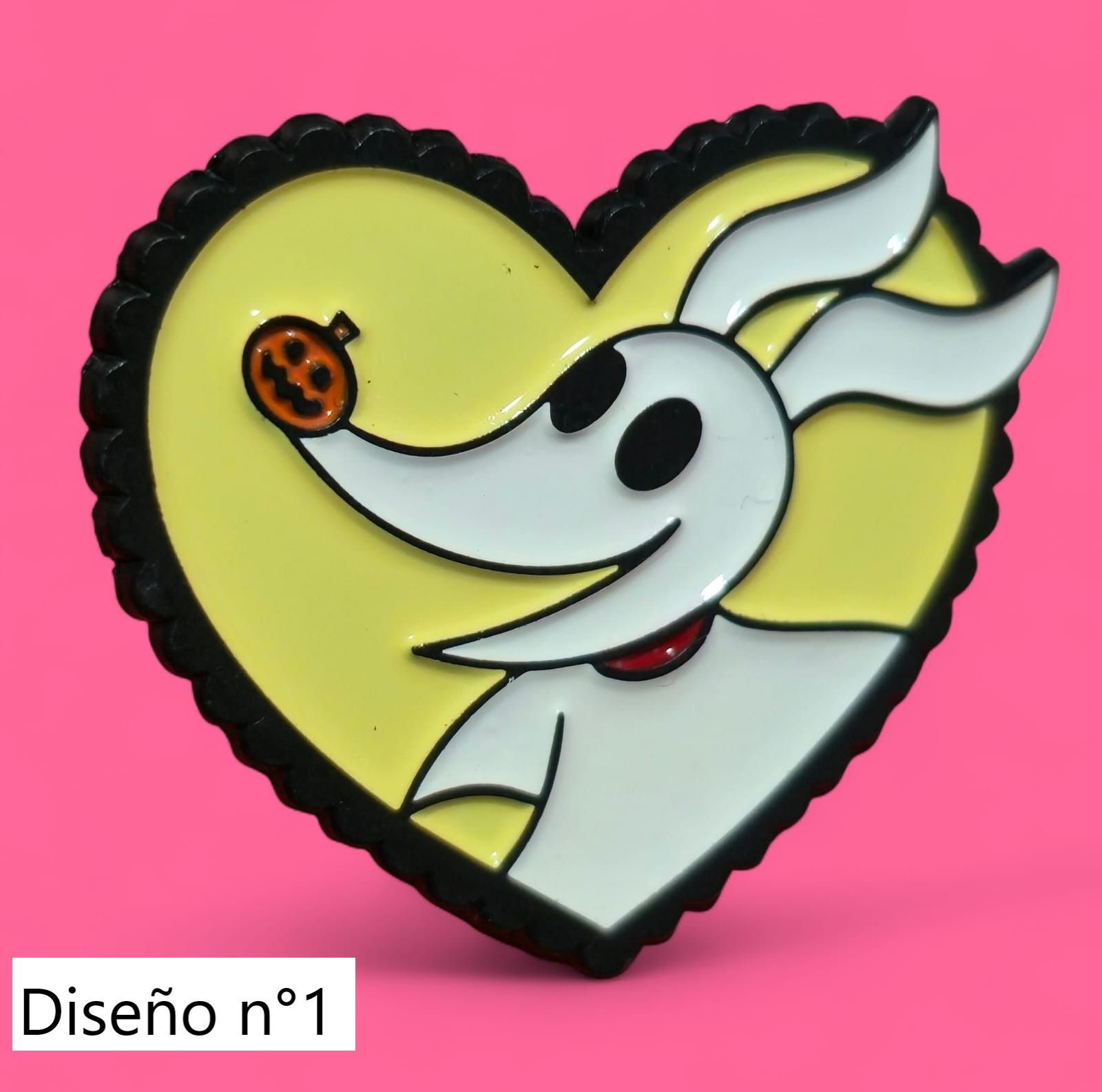 Zero de Pesadilla antes de Navidad en un pin de corazón amarillo con un borde festoneado negro; fondo rosa.