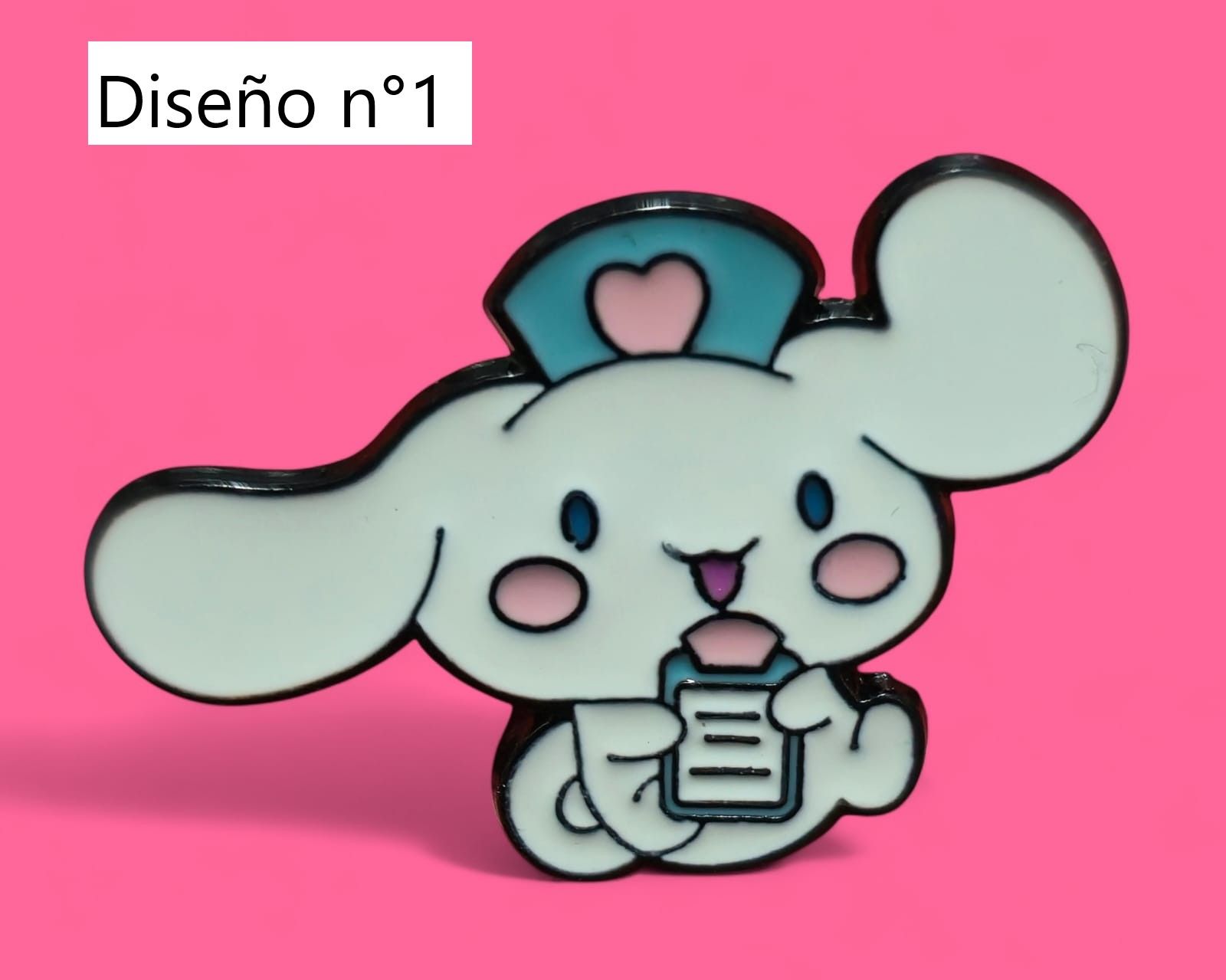 Cinco pins de personajes de Sanrio sobre un fondo rosa: Cinnamoroll, Kuromi, Hello Kitty, Pompompurin y My Melody.