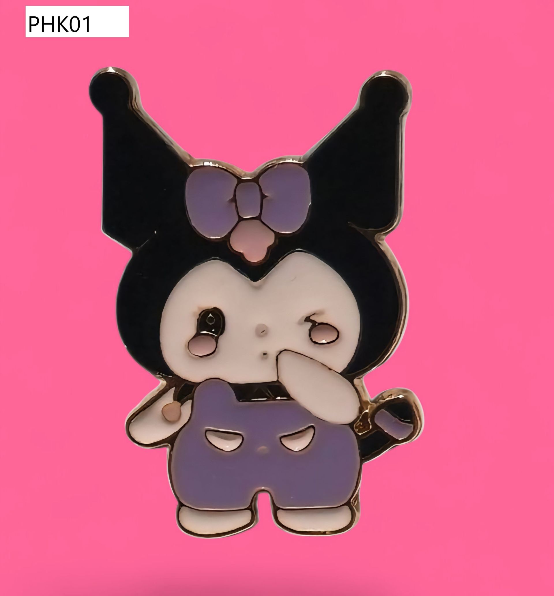 Pin del personaje Kuromi llorando, vistiendo un mono morado y un lazo, sobre un fondo rosa.
