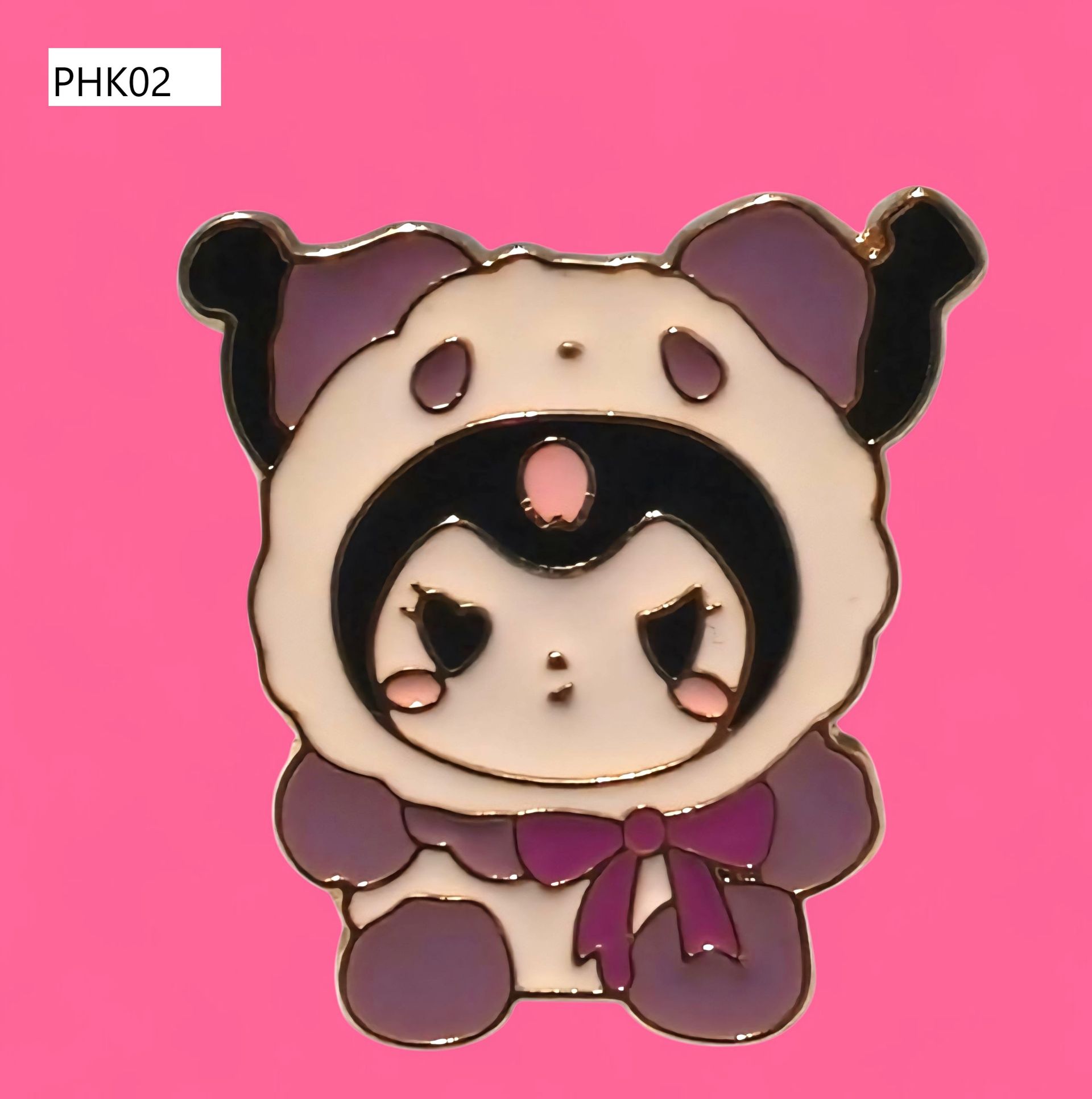 Pin del personaje Kuromi llorando, vistiendo un mono morado y un lazo, sobre un fondo rosa.