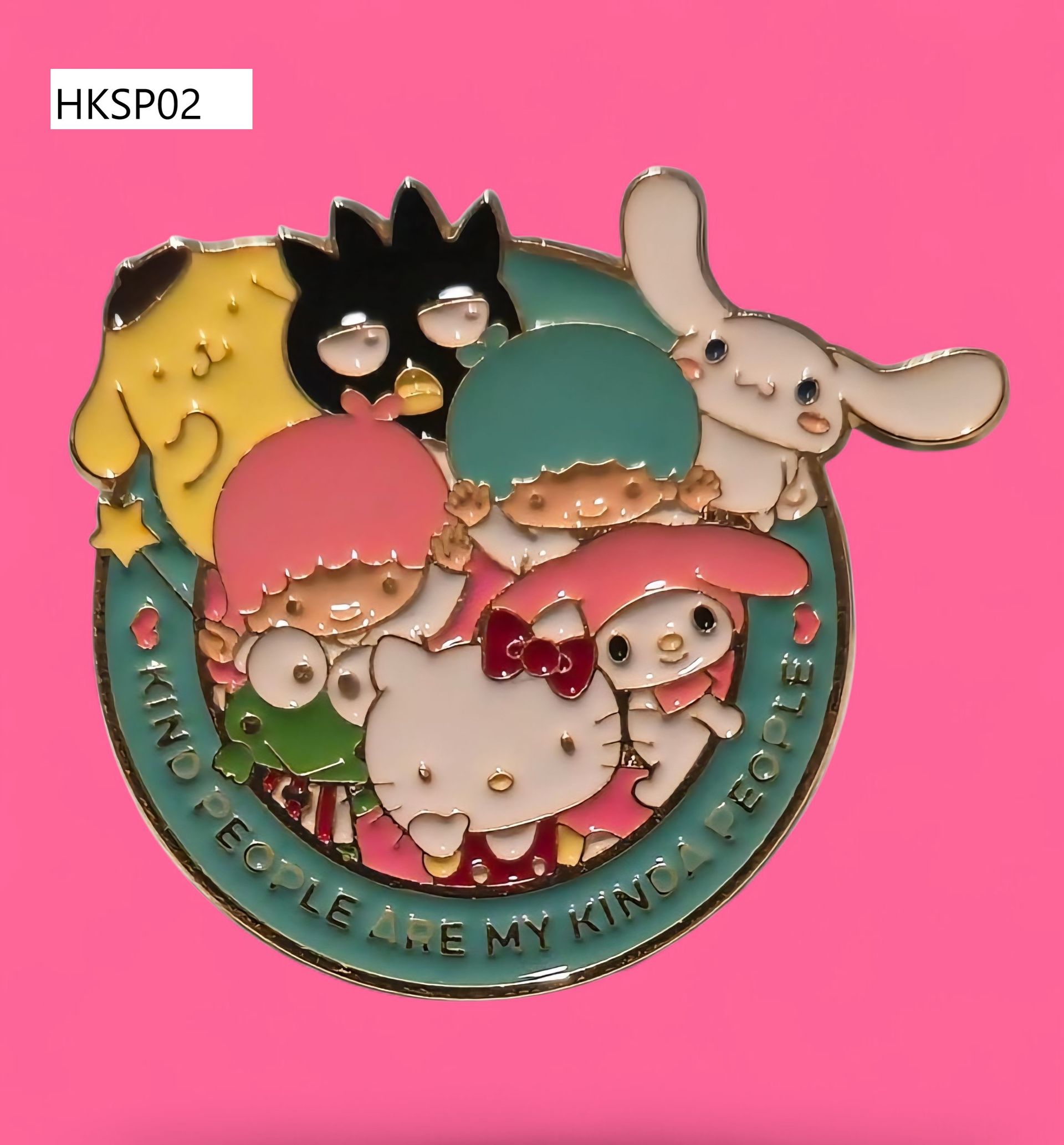 Pin con cuatro personajes de Sanrio: Kuromi, Cinnamoroll, Hello Kitty y My Melody, dentro de un marco de sello postal morado.