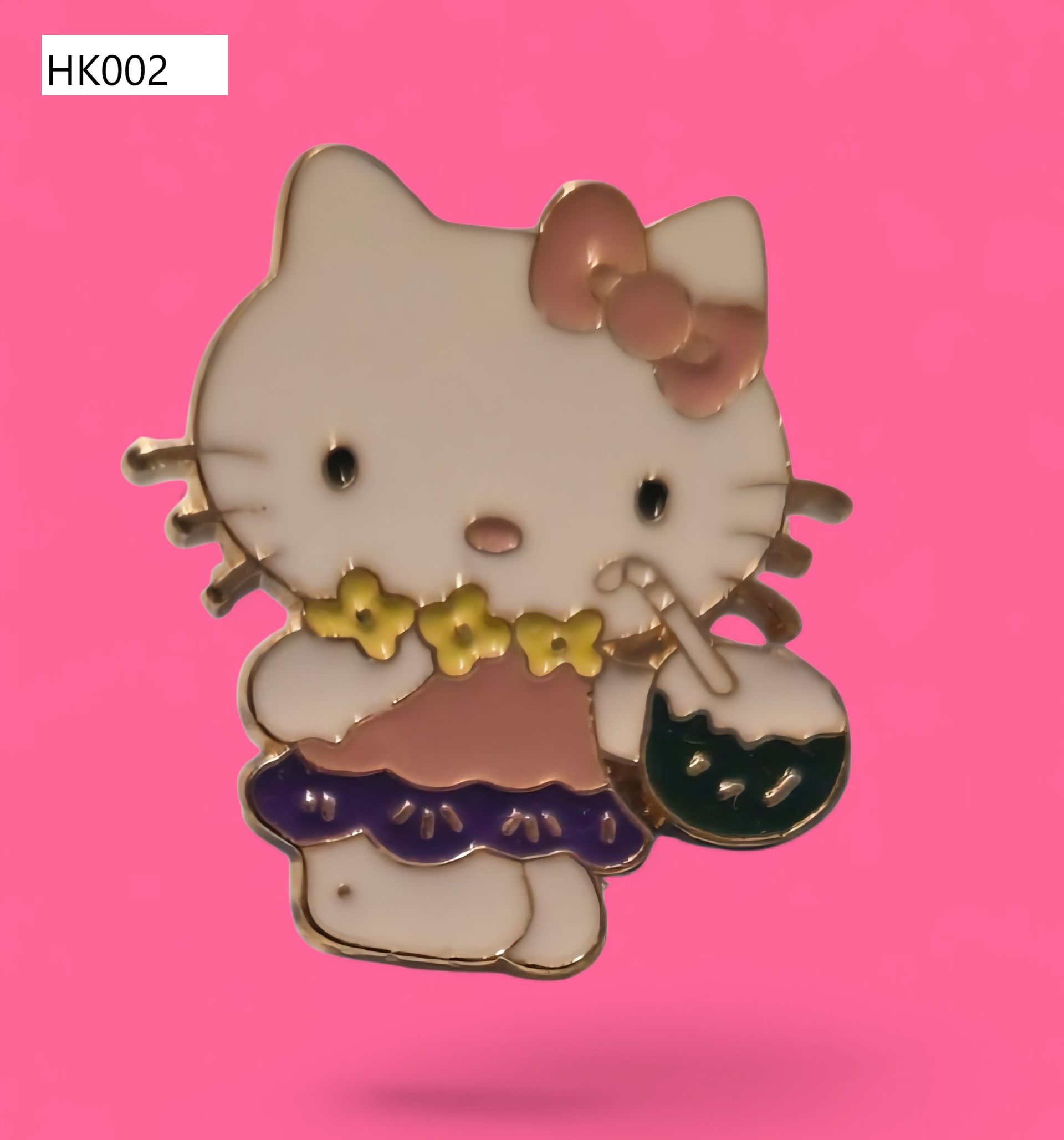 Pin de esmalte de Hello Kitty con traje de Papá Noel, lazo rojo y acebo.