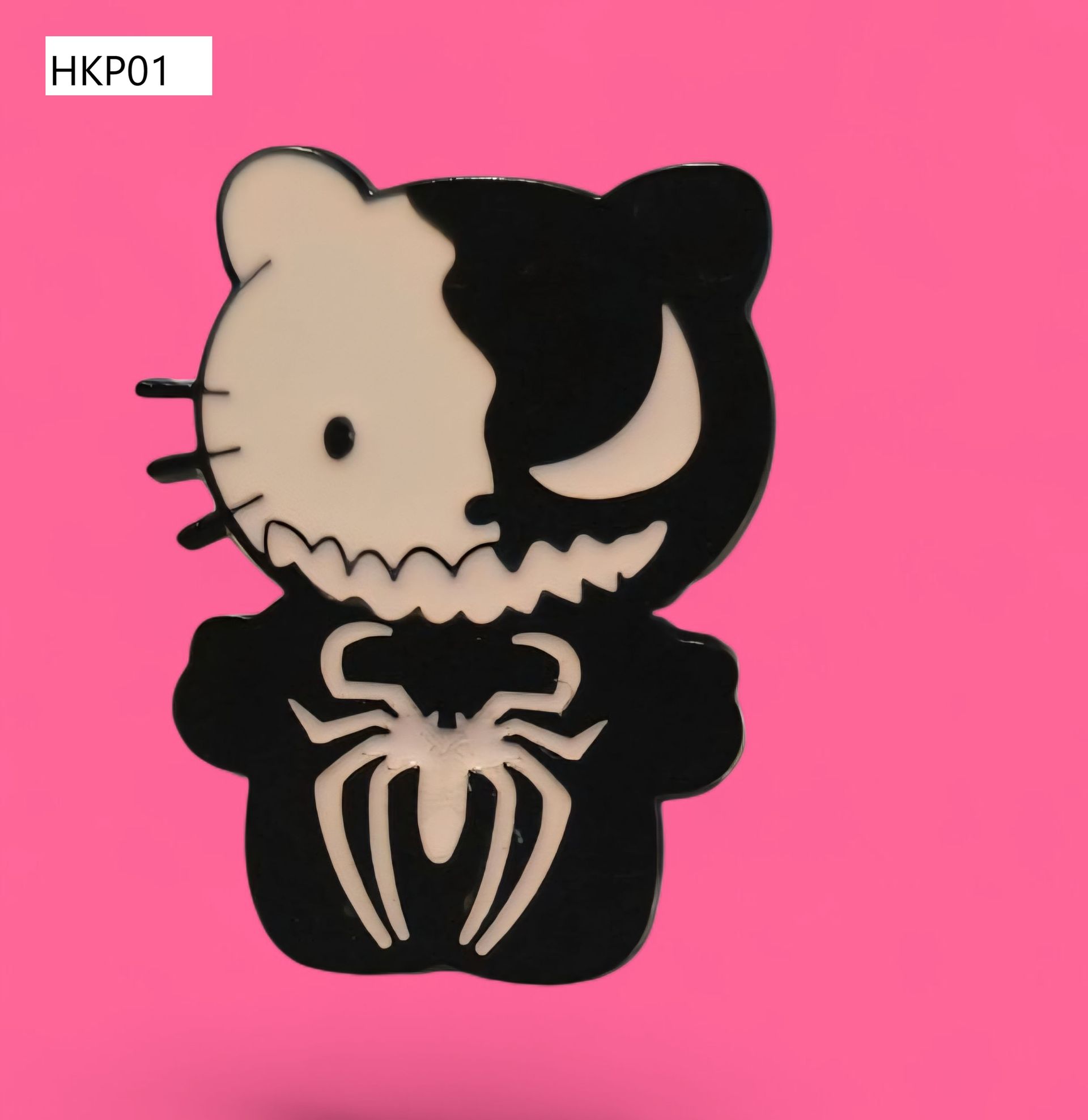 Hello Kitty como Venom, blanco y negro, símbolo de araña en el pecho, fondo rosa.