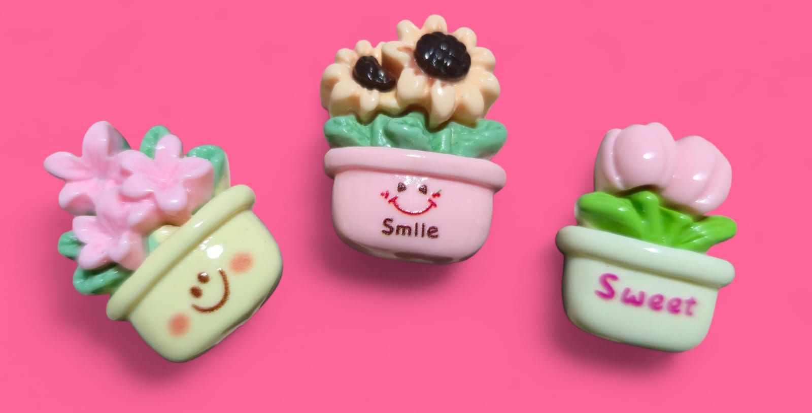 Tres coloridos dijes de maceta de estilo dibujo animado con