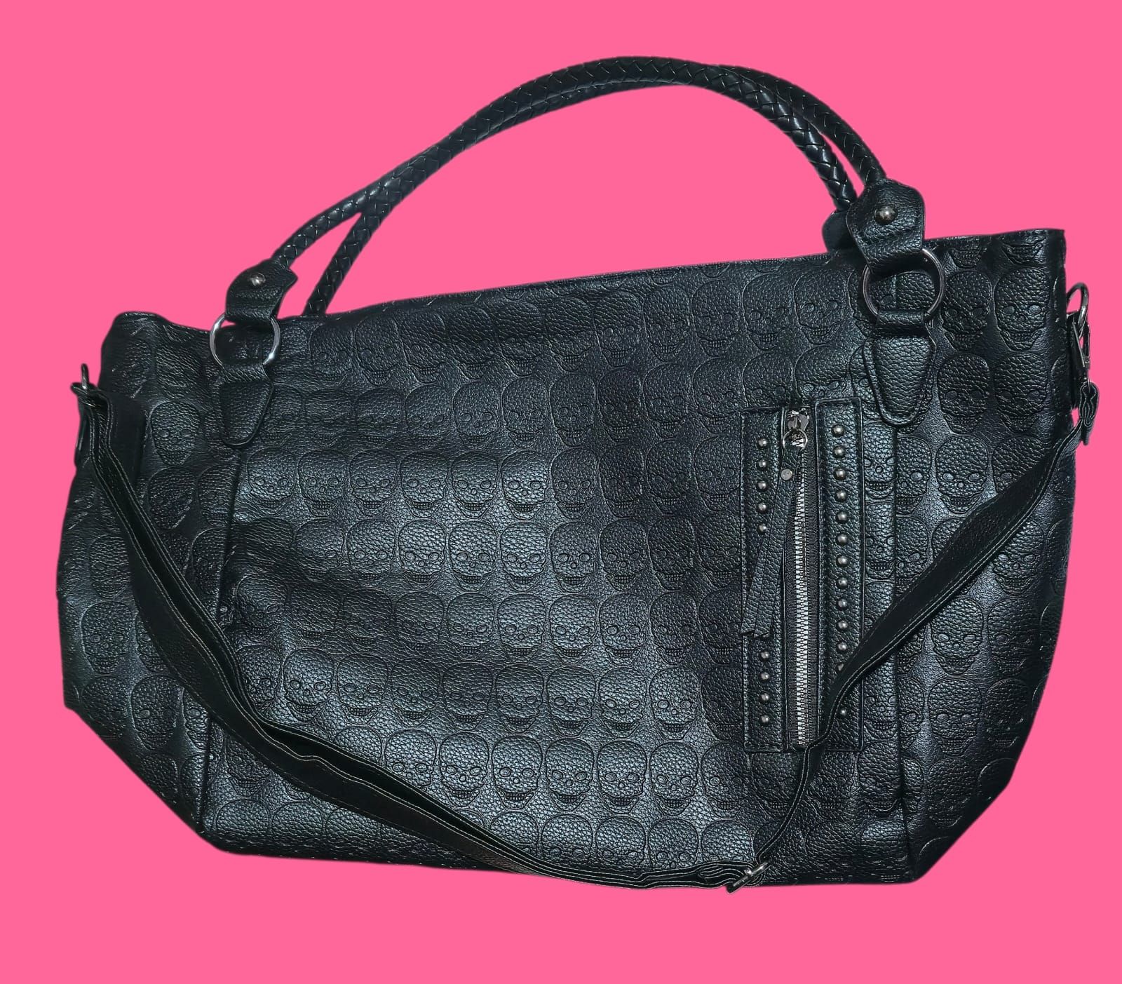 Bolso de mano negro texturizado con asas trenzadas y correa para el hombro.