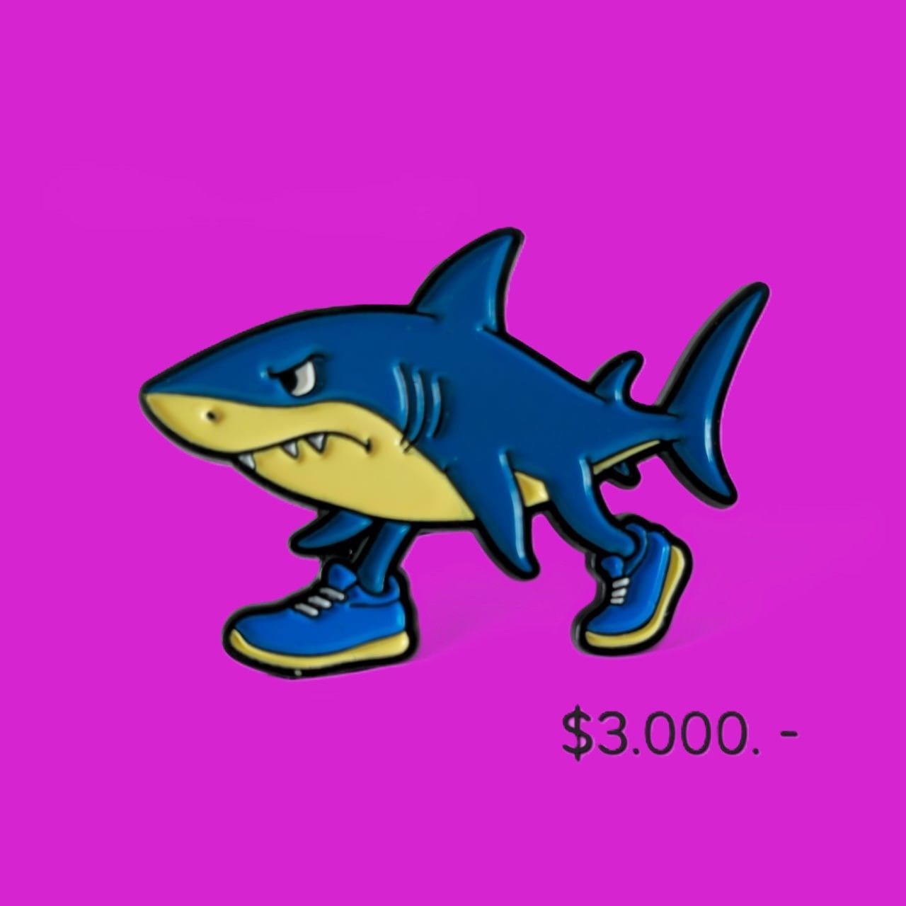 Pin de tiburón con zapatos