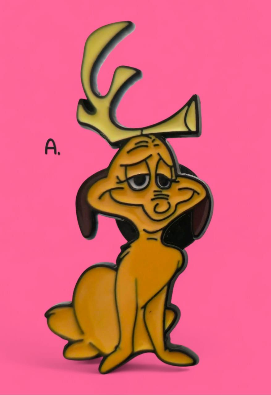 Pines navideños del Grinch, incluyendo a Max, con gorro de Papá Noel, corona y bolsillo. Fondo rosa.