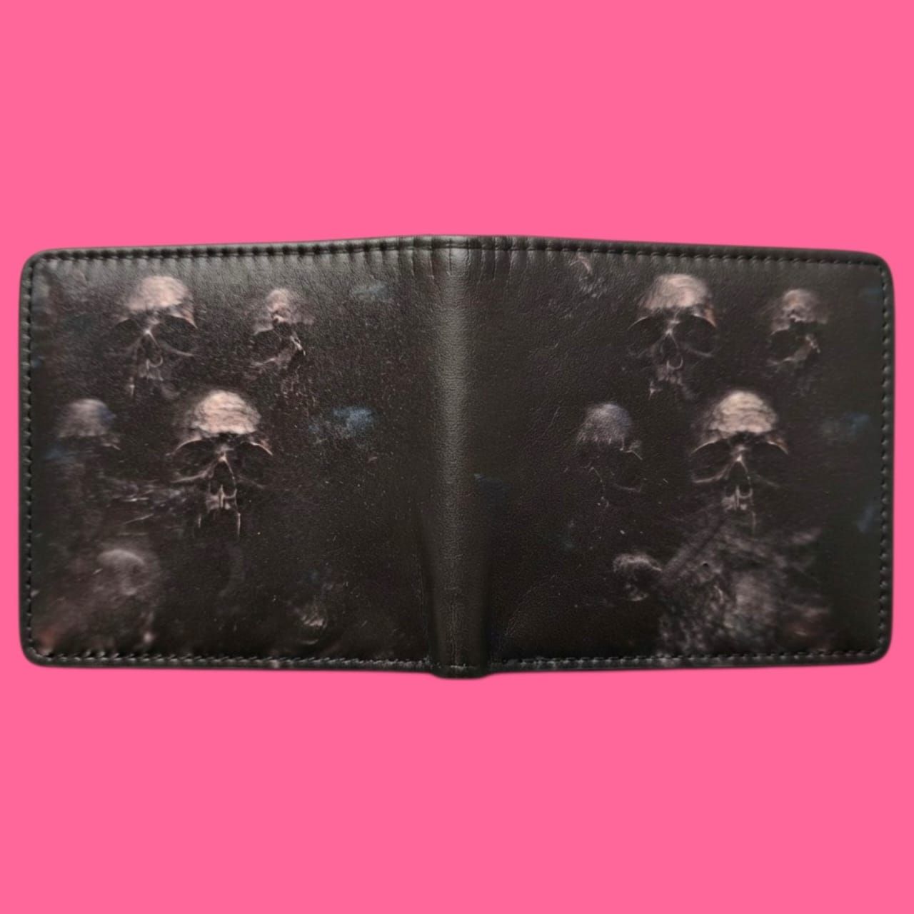 Billetera negra con estampado de calaveras