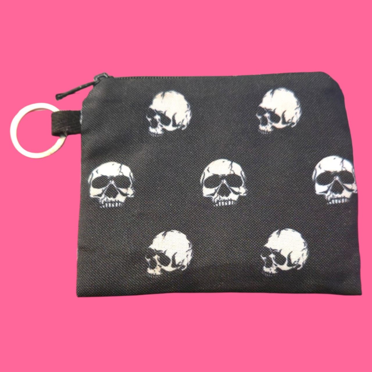 Monedero negro de calaveras