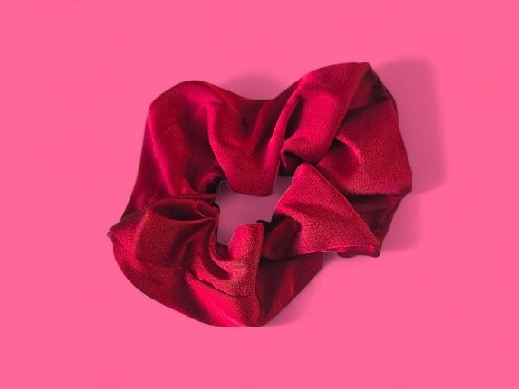 Coletero rojo sobre fondo rosa.