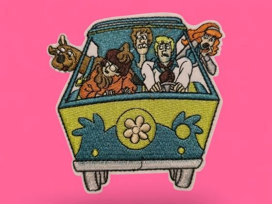La pandilla de Scooby-Doo en la Máquina del Misterio, con cara de miedo.