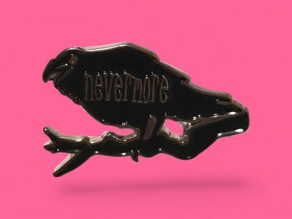 Pin de cuervo negro con texto "nunca más", posado en una rama, sobre un fondo rosa.