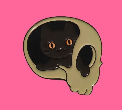 Gato negro en un marco con forma de calavera; gato asomándose con ojos naranjas; sobre un fondo rosa.