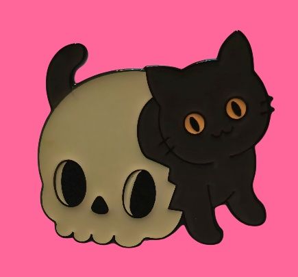 Gato negro emergiendo de una calavera; temática de Halloween.
