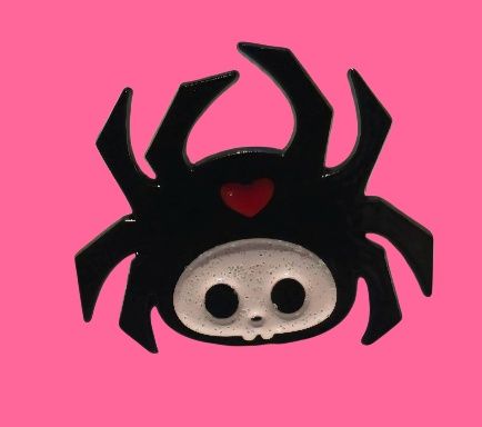 Araña negra con calavera, corazón rojo sobre fondo rosa.