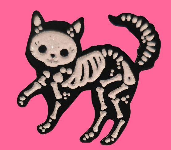 Esqueleto de gato negro sobre fondo rosa.