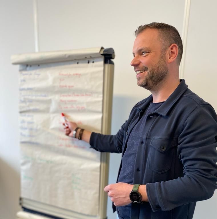 Voor leiders, teams en ondernemers die verder willen dan goed genoeg. Ontdek wat coaching voor jouw organisatie kan betekenen