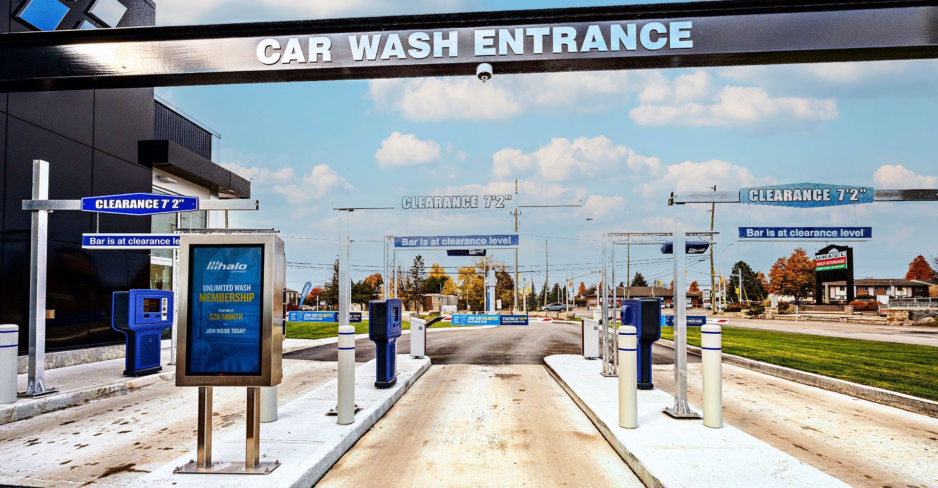 A car wash entrance with a sign that says car wash entrance