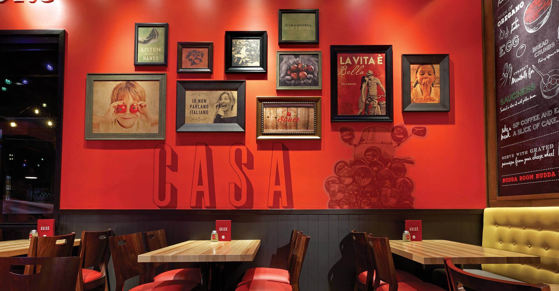 A red wall with the word casa on it