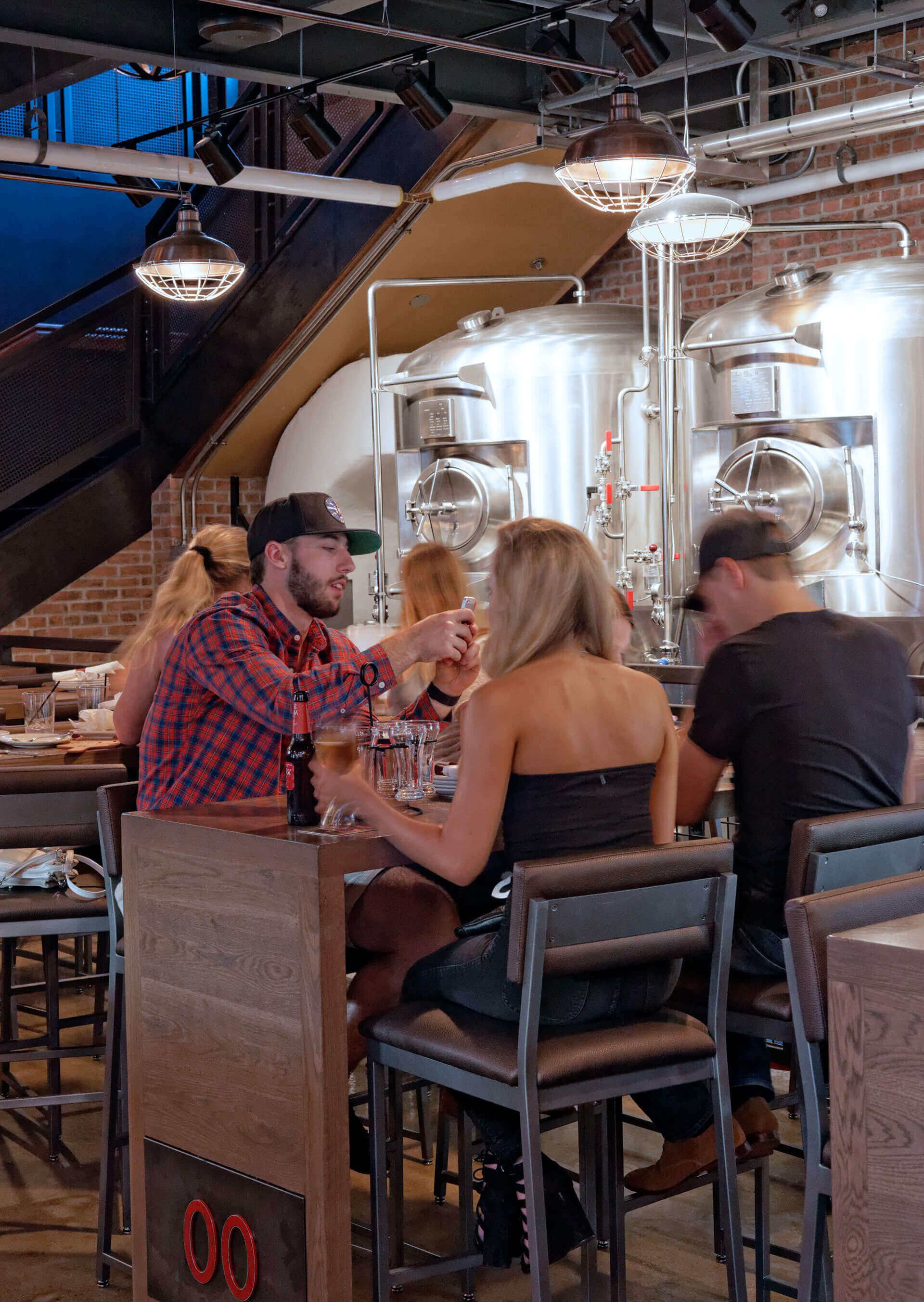 A group of people are sitting at tables in a restaurant.