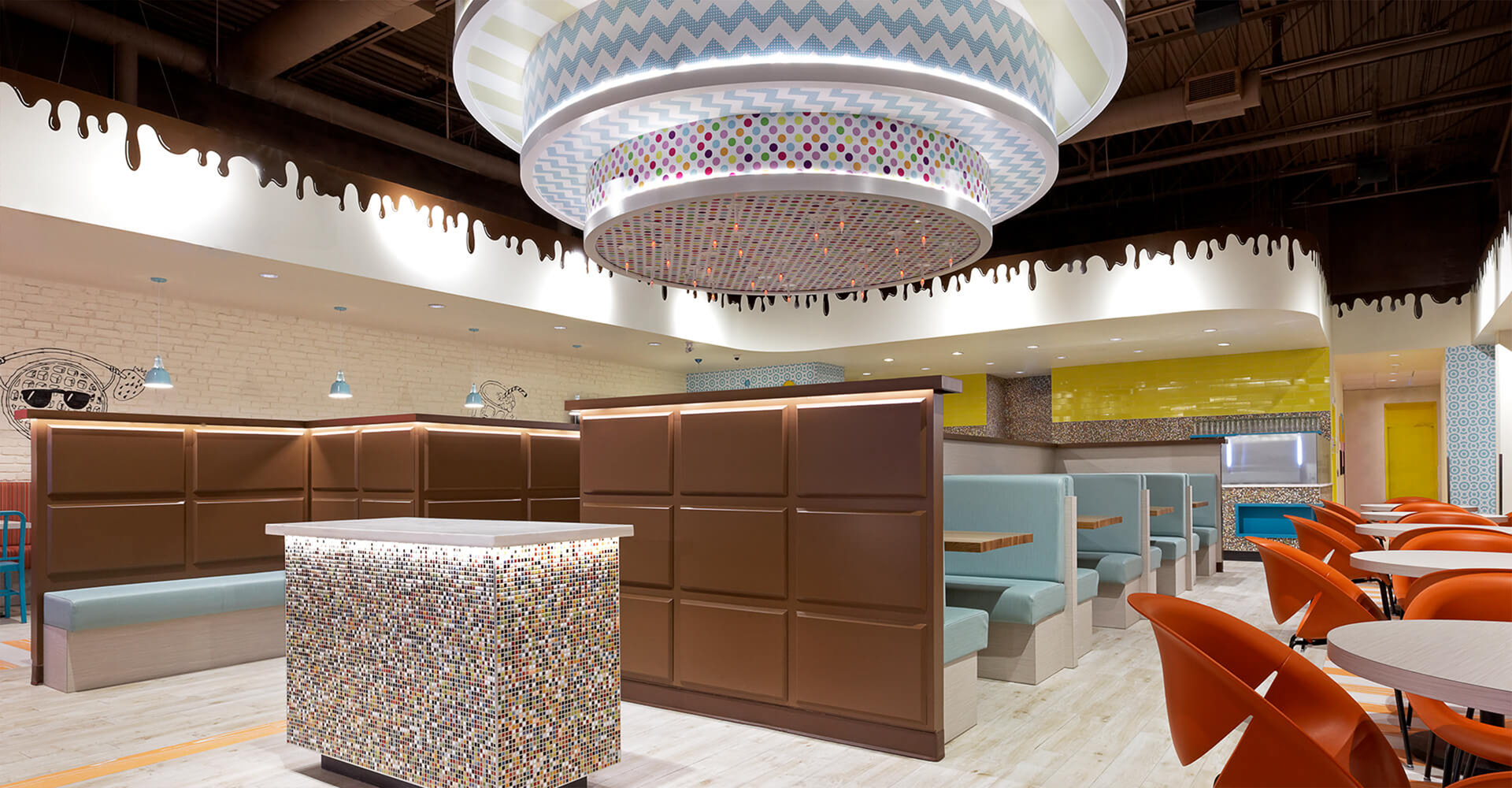 A restaurant with a large chandelier hanging from the ceiling