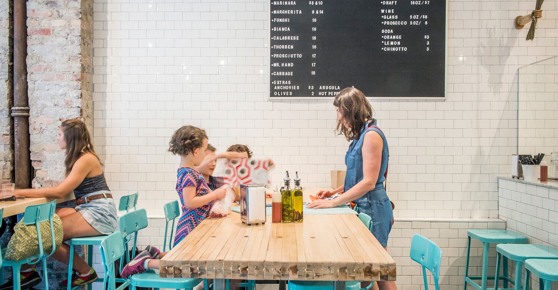 A group of people are sitting at a table in a restaurant.