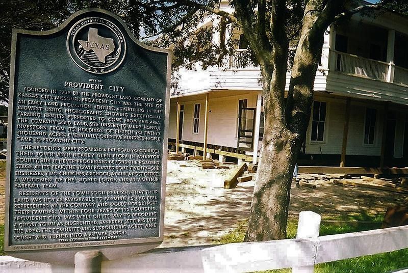 A historical marker in front of a house that says princeton city