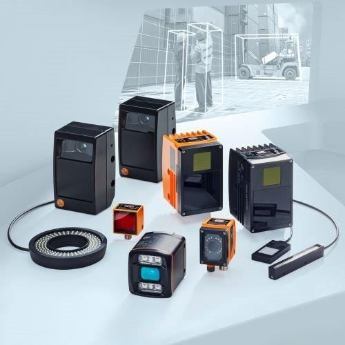 Collezione di sensori industriali, di varie forme e dimensioni, con alle spalle un'ambientazione da magazzino.