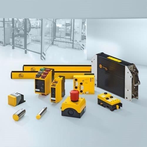 Raccolta di dispositivi di sicurezza industriale gialli e neri, tra cui sensori, controller e barriere fotoelettriche.