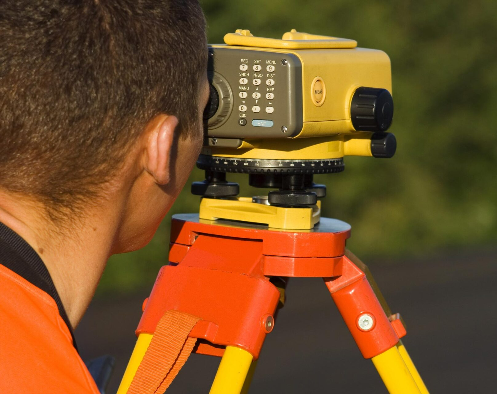 Surveyor working with digital level | Cessnock, NSW | Marshall Scott Surveying & Land Development Consultants