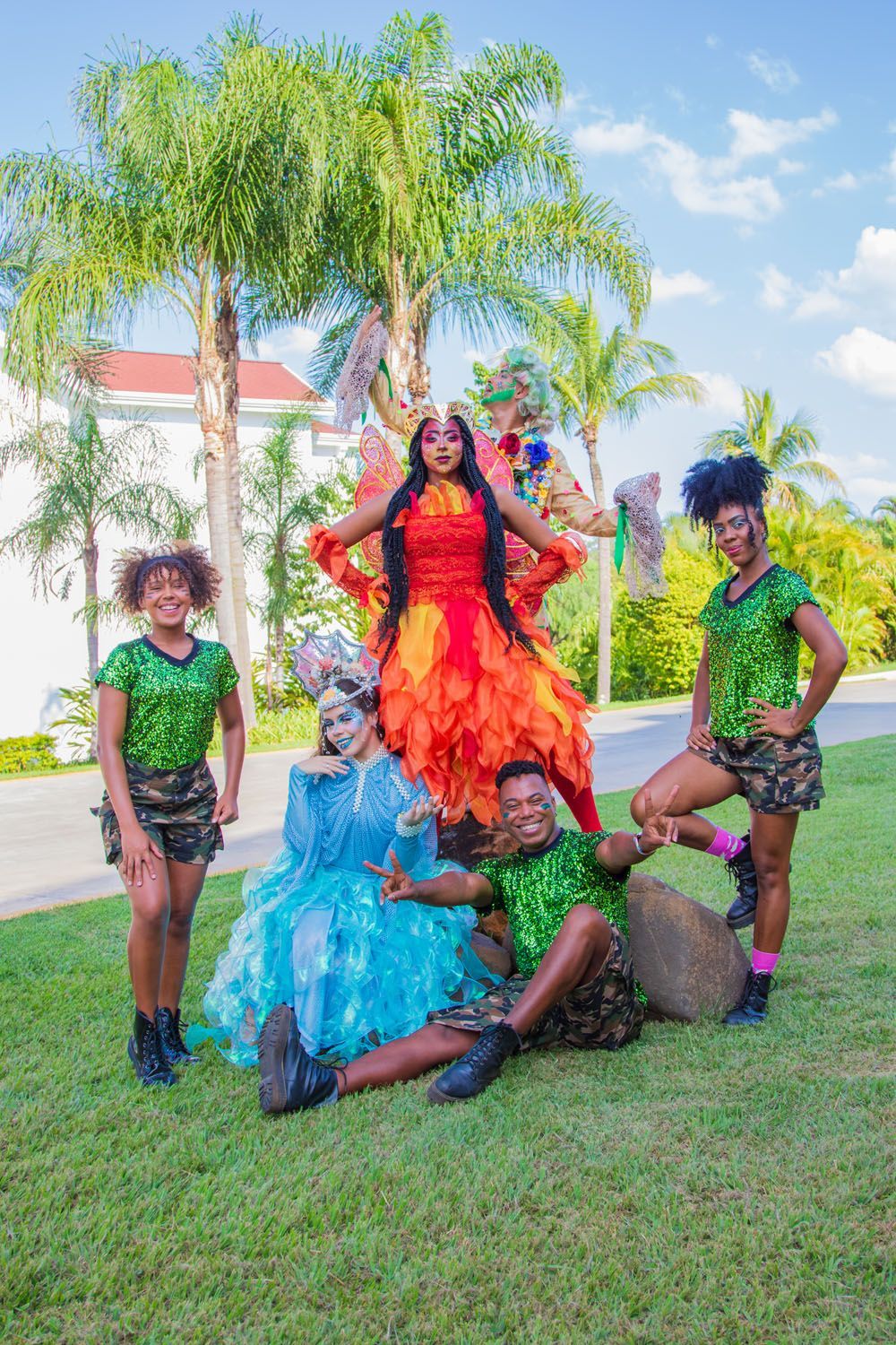 Um grupo de pessoas posa para uma foto em um parque.