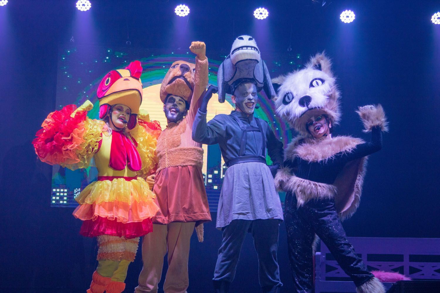 Um grupo de pessoas fantasiadas está em um palco.