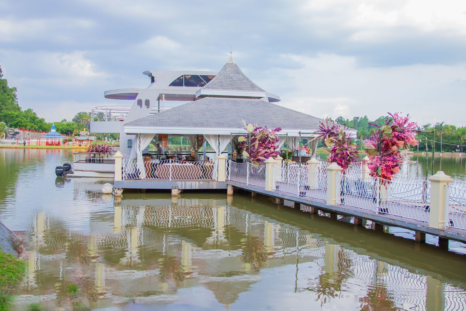Um gazebo está situado em uma doca com vista para um lago.