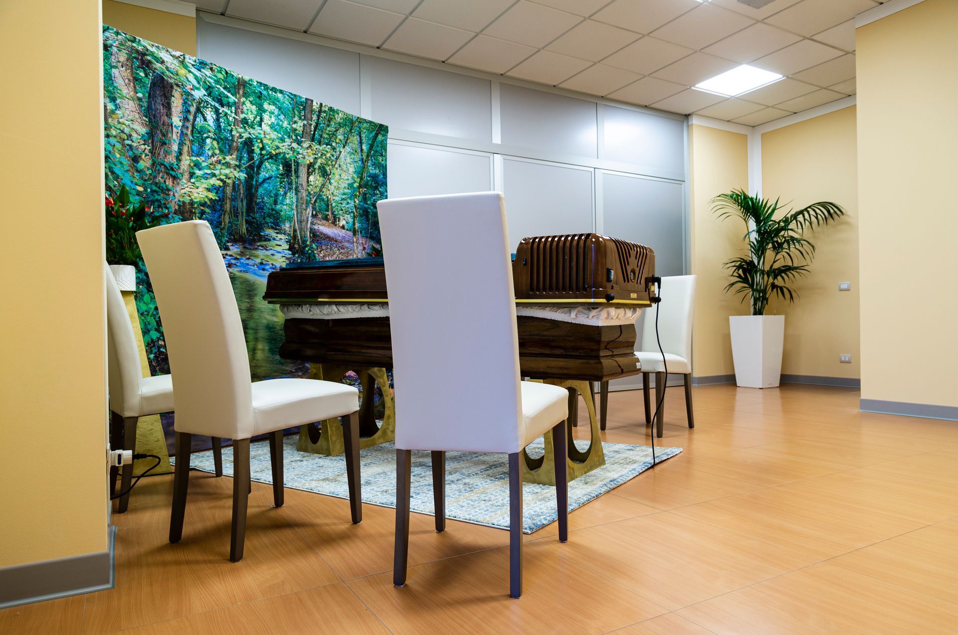 tavolo e sedie nella sala del commiato di Brollo e Stefanon