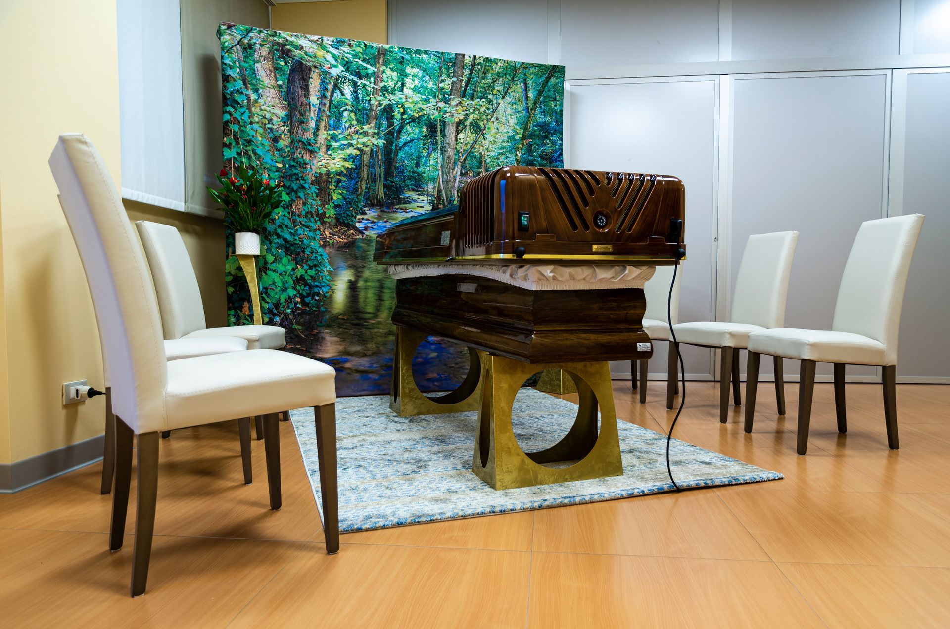 tavolo e sedie nella sala del commiato di Brollo e Stefanon