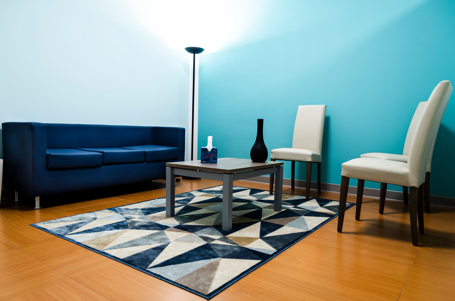 tavolo e sedie nella sala del commiato di Brollo e Stefanon