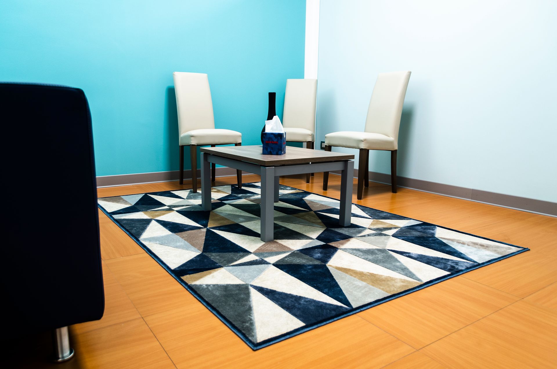 tavolo e sedie nella sala del commiato di Brollo e Stefanon