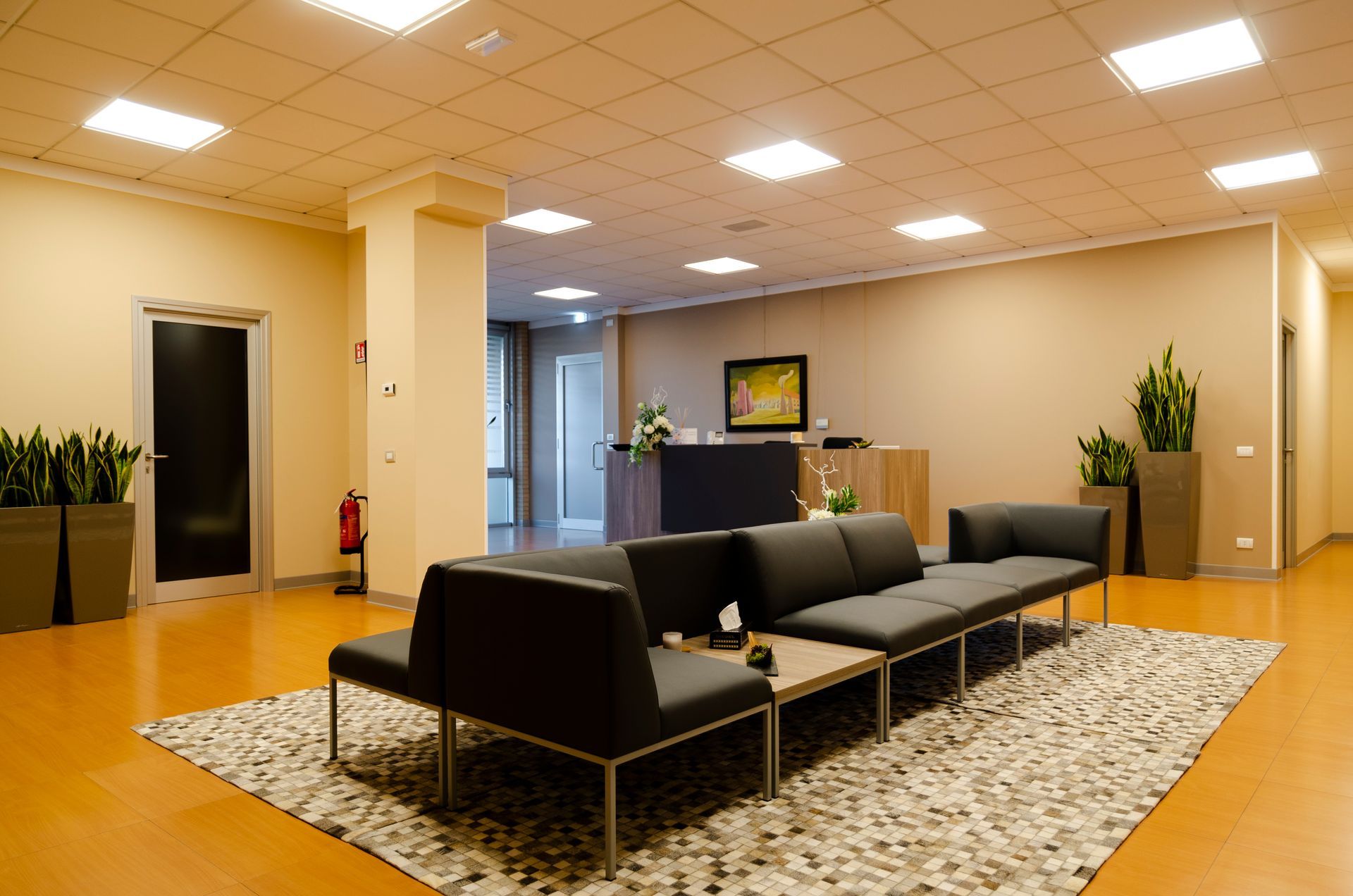 tavolo e sedie nella sala del commiato di Brollo e Stefanon