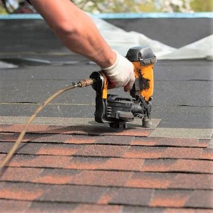 una mano utilizza uno strumento edile su un tetto