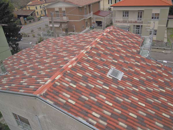 foto di un tetto con tegole