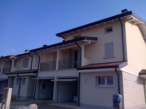 facciata di un'abiatazione di colore chiaro