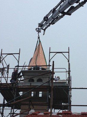 campanile circondato da impalcature