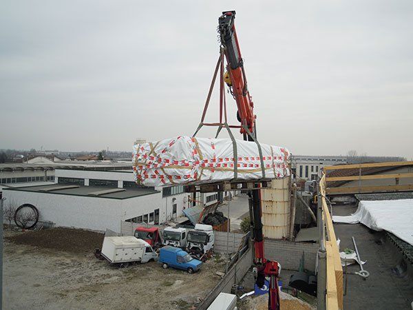 gru solleva materiali edili in un cantiere