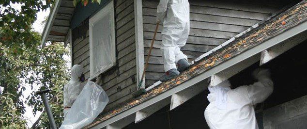 operaio spazza la superfice superiore di un tetto