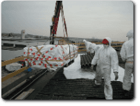 operaio controlla il sollevamento di materiali edili