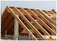 struttura con travi in legno per soffitto