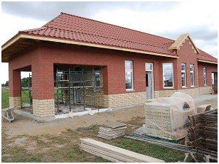 abitazione bassa di colore rosso